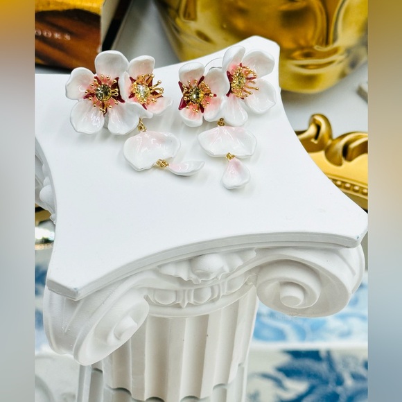 🆕 LES NEREIDES 🧿 NWOT White Cherry Blossom Dangling Earring - Picture 15 of 17